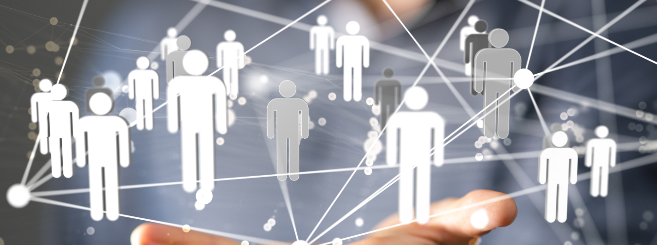 Eine Hand hält ein digitales Netzwerk mit verbundenen Symbolen von Menschen über sich.